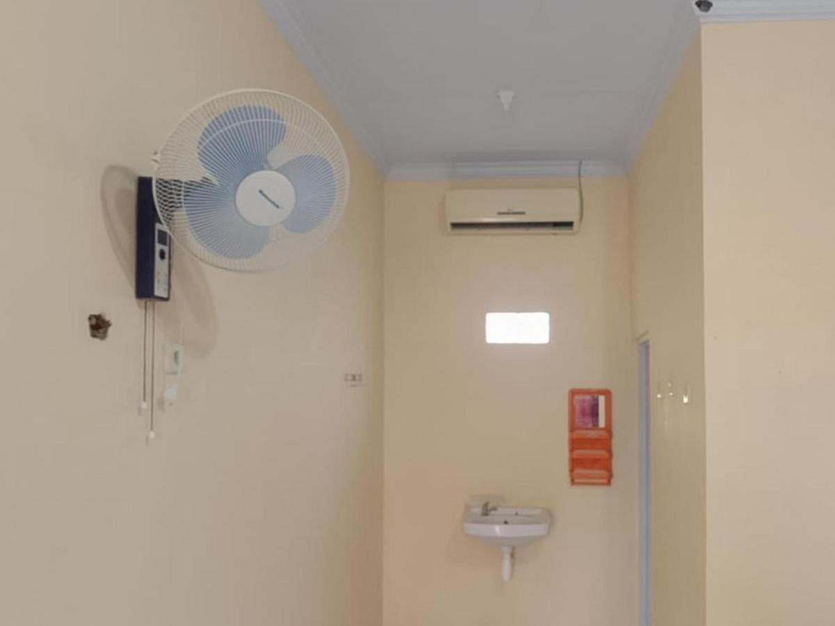 Zulfina Homestay Syariah Mitra Reddoorz Бануванги Екстериор снимка