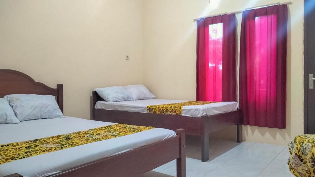 Zulfina Homestay Syariah Mitra Reddoorz Бануванги Екстериор снимка