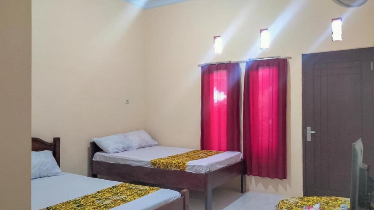 Zulfina Homestay Syariah Mitra Reddoorz Бануванги Екстериор снимка