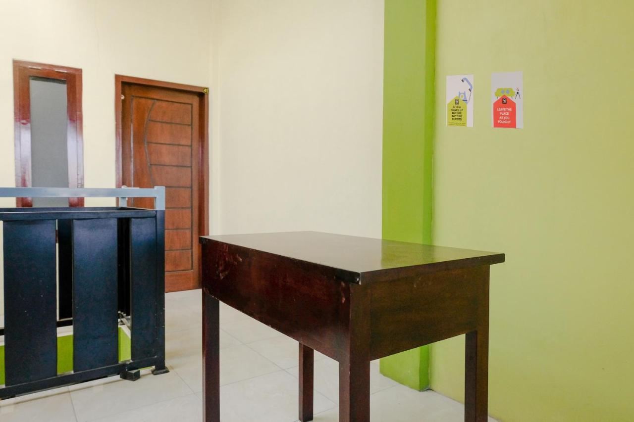 Zulfina Homestay Syariah Mitra Reddoorz Бануванги Екстериор снимка