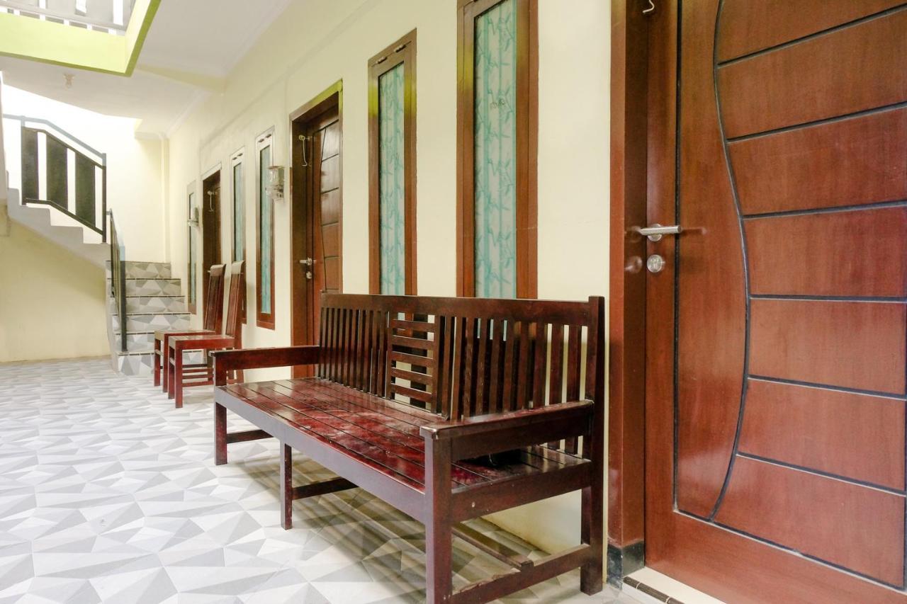 Zulfina Homestay Syariah Mitra Reddoorz Бануванги Екстериор снимка