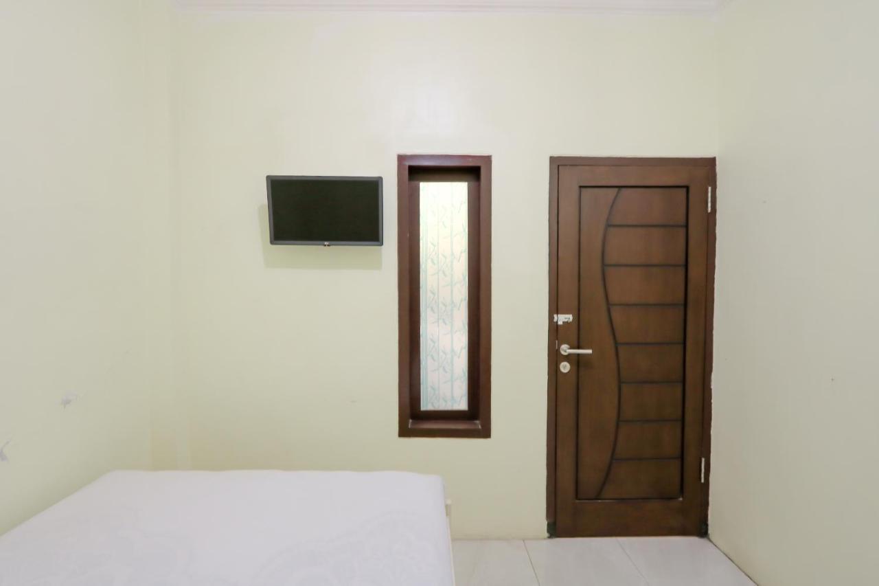 Zulfina Homestay Syariah Mitra Reddoorz Бануванги Екстериор снимка