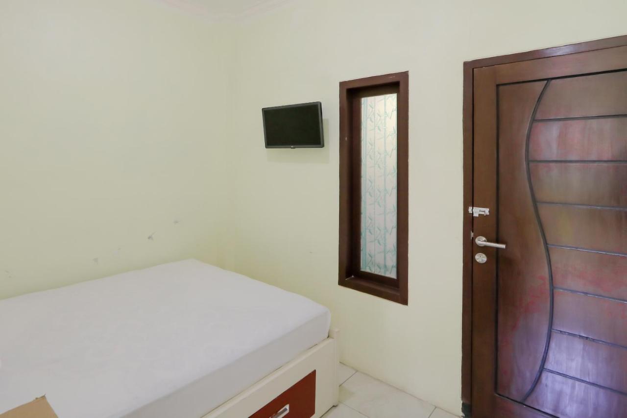 Zulfina Homestay Syariah Mitra Reddoorz Бануванги Екстериор снимка