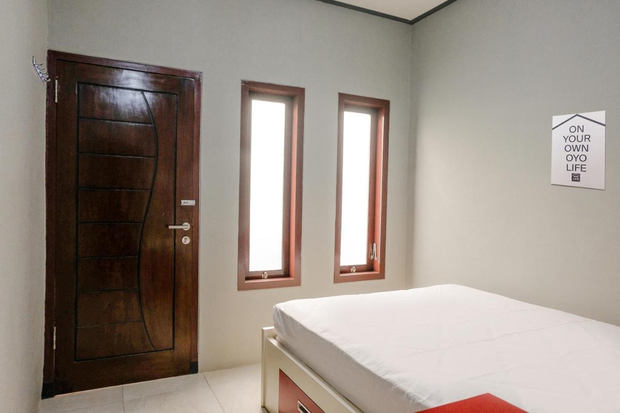 Zulfina Homestay Syariah Mitra Reddoorz Бануванги Екстериор снимка